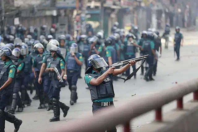 Police in action amid clashes with the quota reform protestors at Malibagh in the capital on 19 July 2024